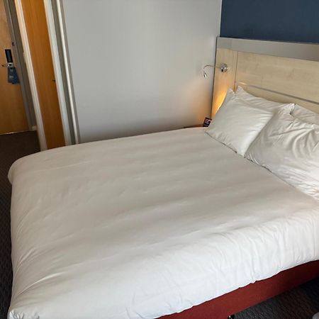 Holiday Inn Express Swindon City Centre By Ihg Esterno foto