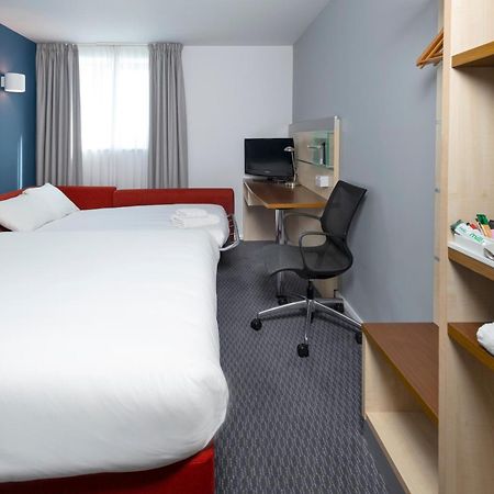 Holiday Inn Express Swindon City Centre By Ihg Esterno foto