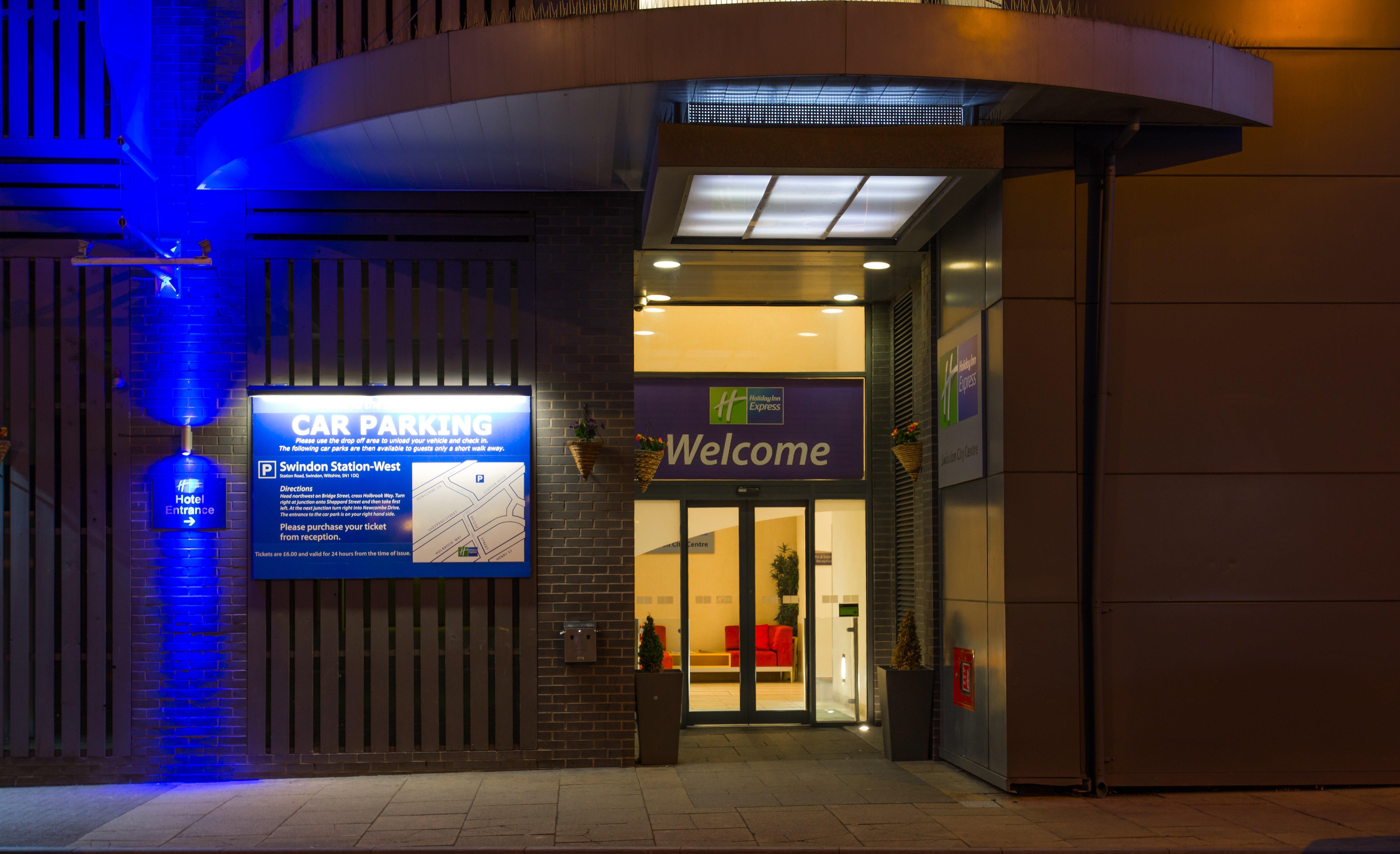 Holiday Inn Express Swindon City Centre By Ihg Esterno foto