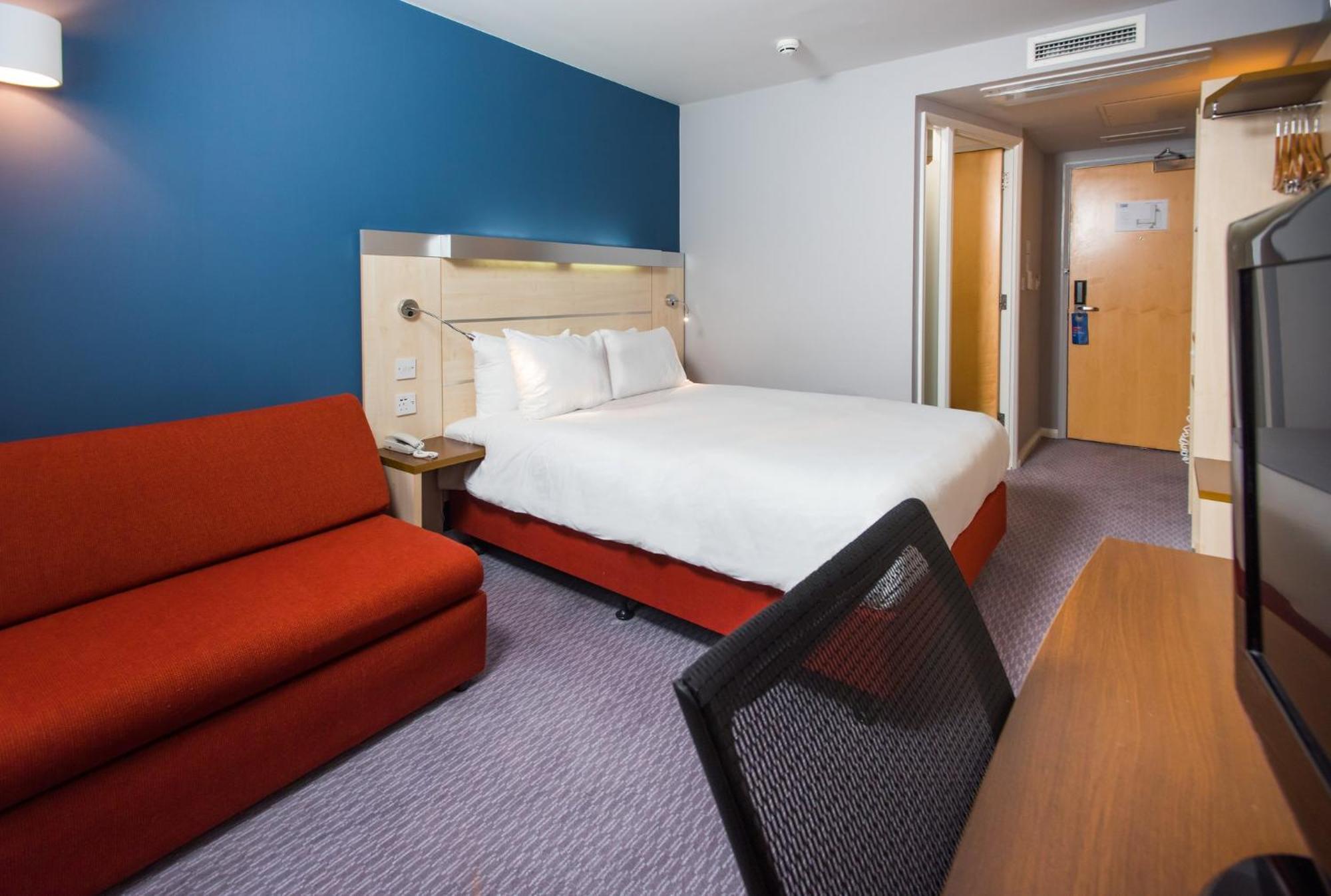Holiday Inn Express Swindon City Centre By Ihg Esterno foto