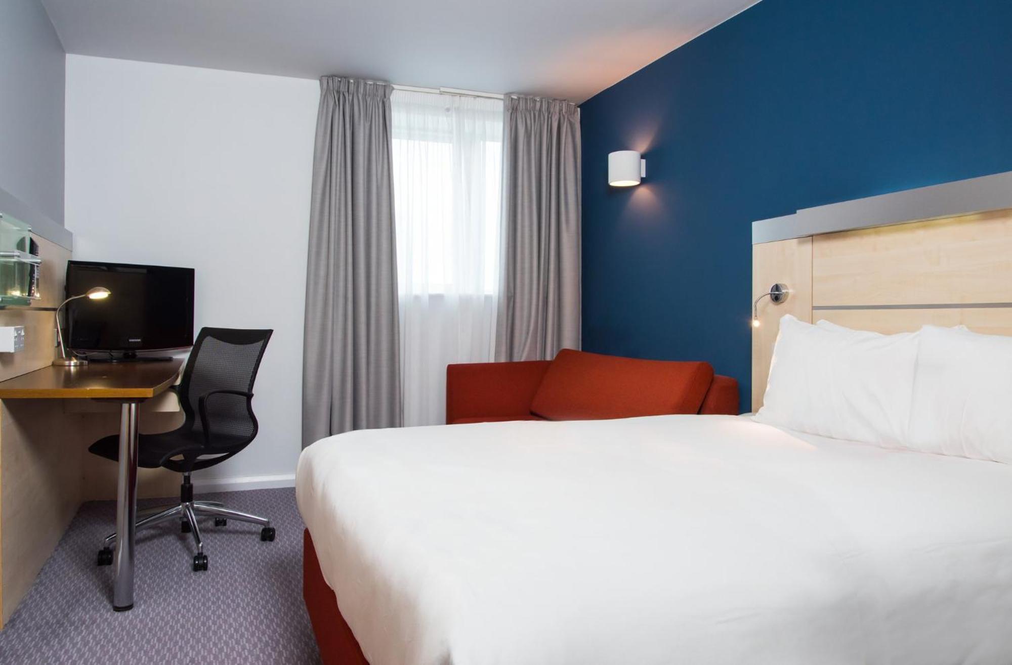 Holiday Inn Express Swindon City Centre By Ihg Esterno foto