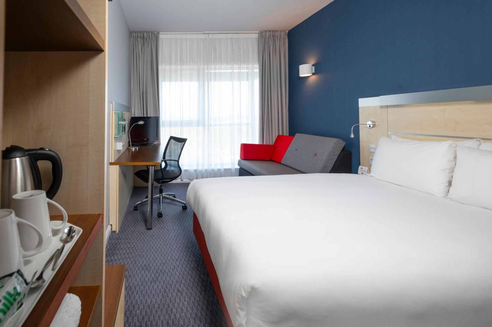 Holiday Inn Express Swindon City Centre By Ihg Esterno foto