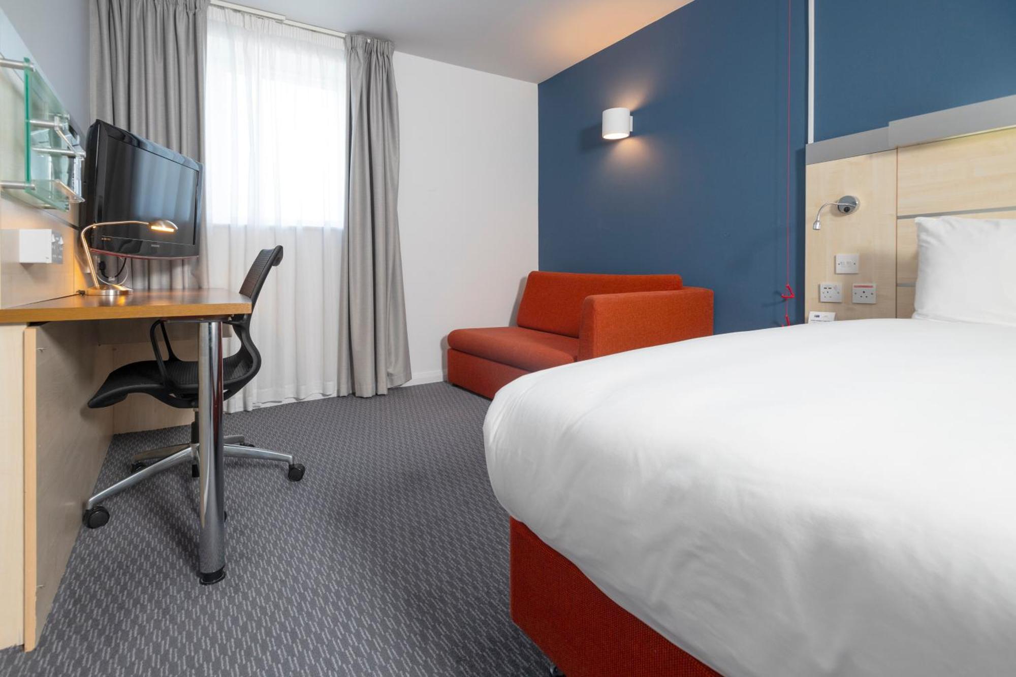 Holiday Inn Express Swindon City Centre By Ihg Esterno foto