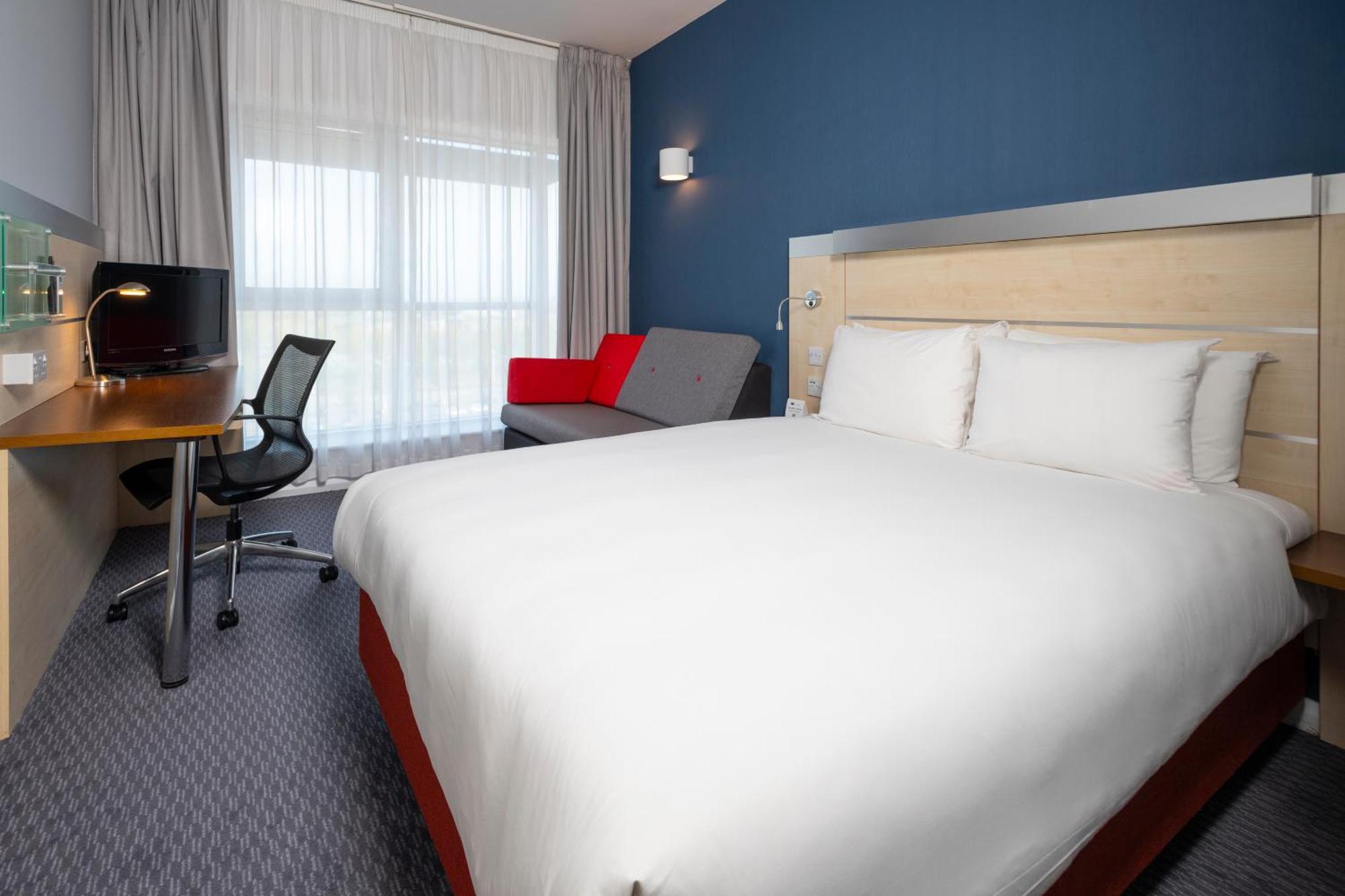 Holiday Inn Express Swindon City Centre By Ihg Esterno foto