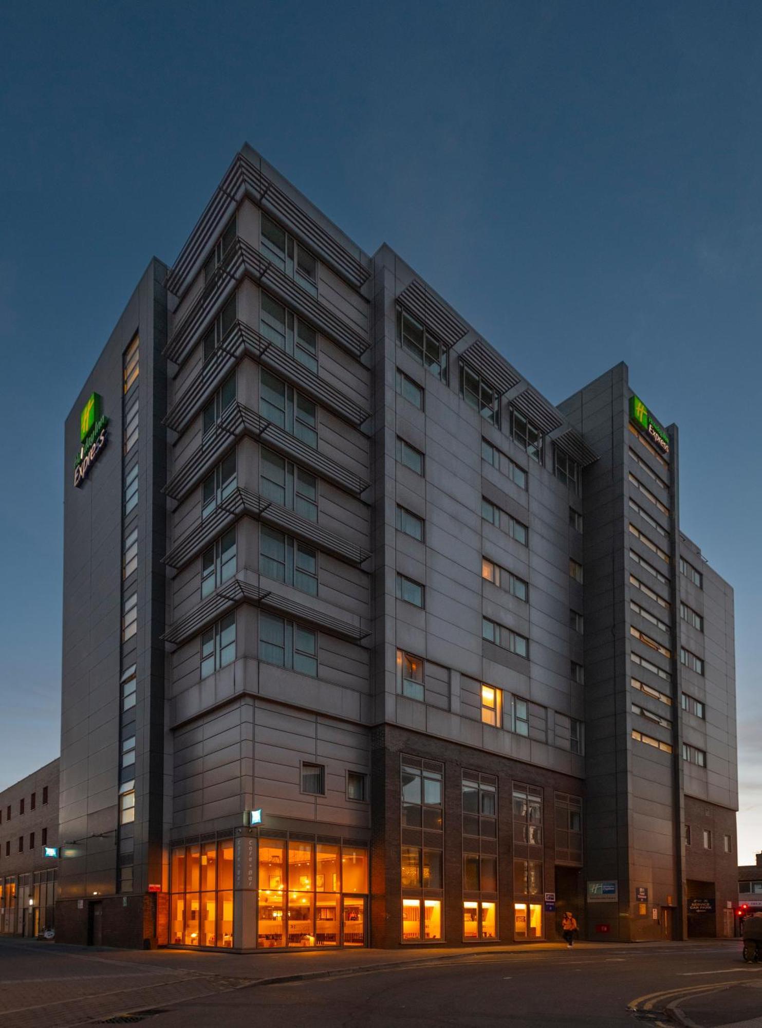 Holiday Inn Express Swindon City Centre By Ihg Esterno foto