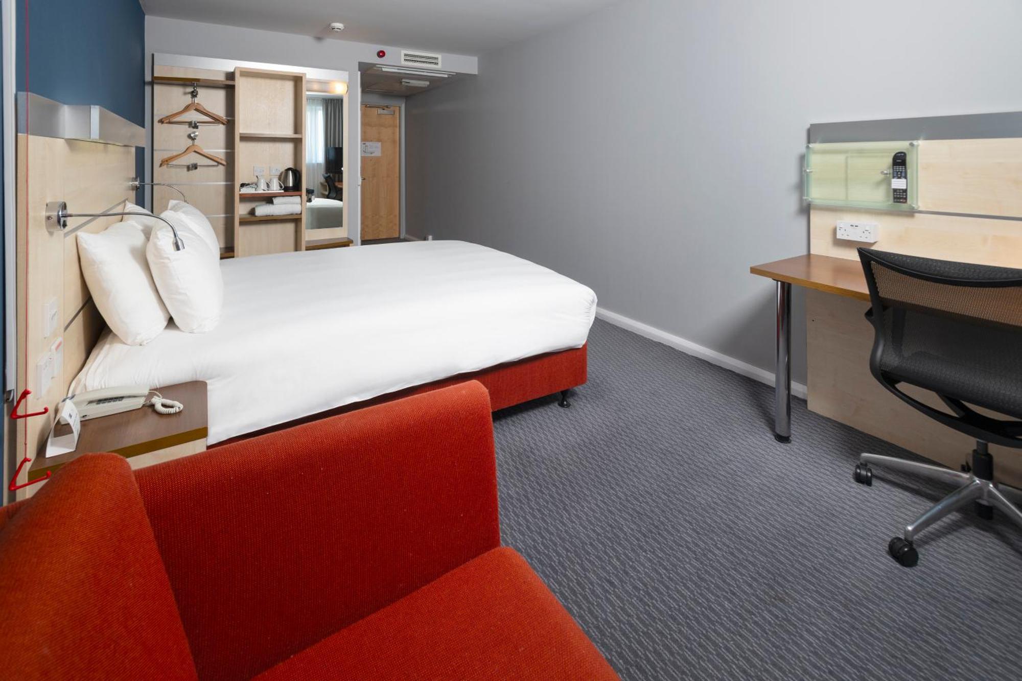Holiday Inn Express Swindon City Centre By Ihg Esterno foto