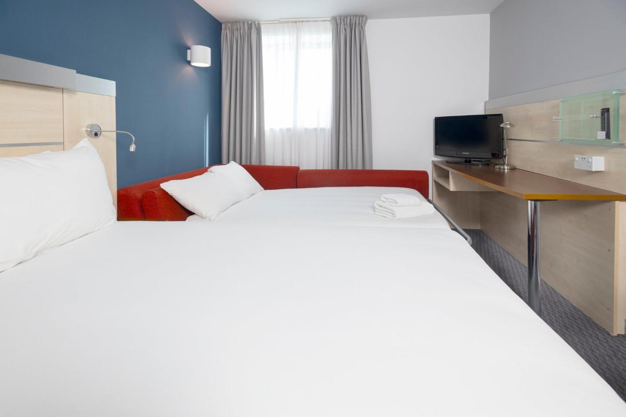 Holiday Inn Express Swindon City Centre By Ihg Esterno foto