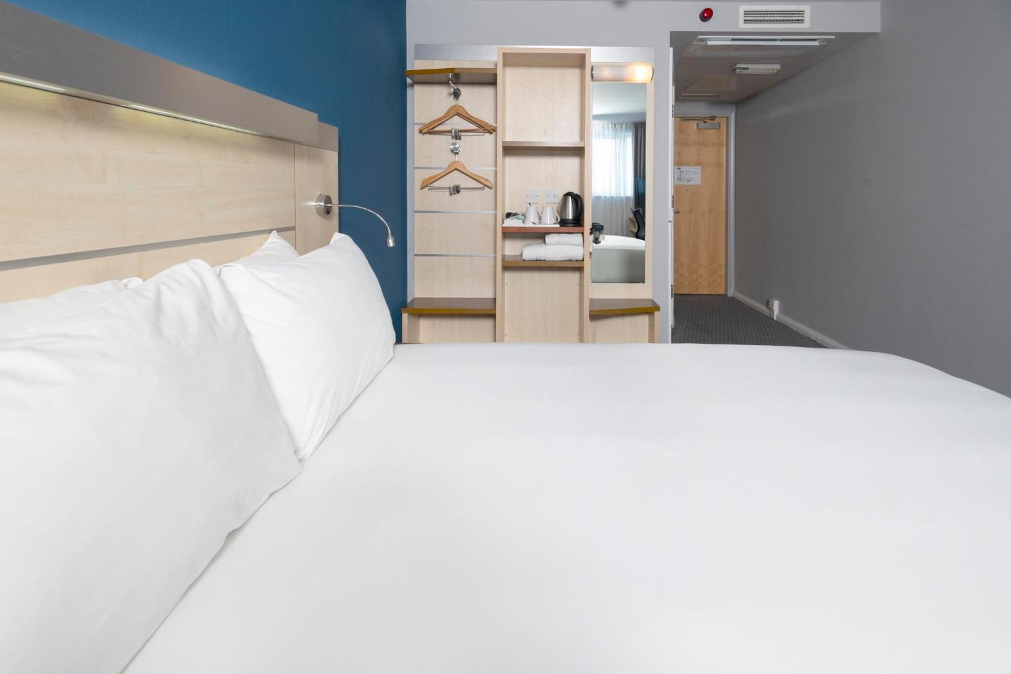 Holiday Inn Express Swindon City Centre By Ihg Esterno foto