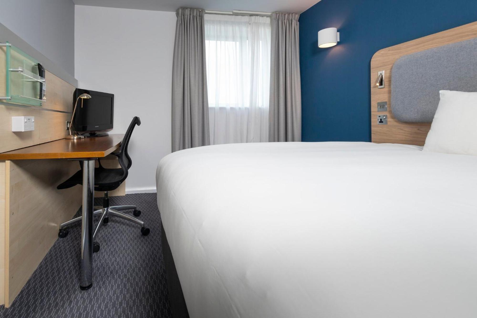 Holiday Inn Express Swindon City Centre By Ihg Esterno foto