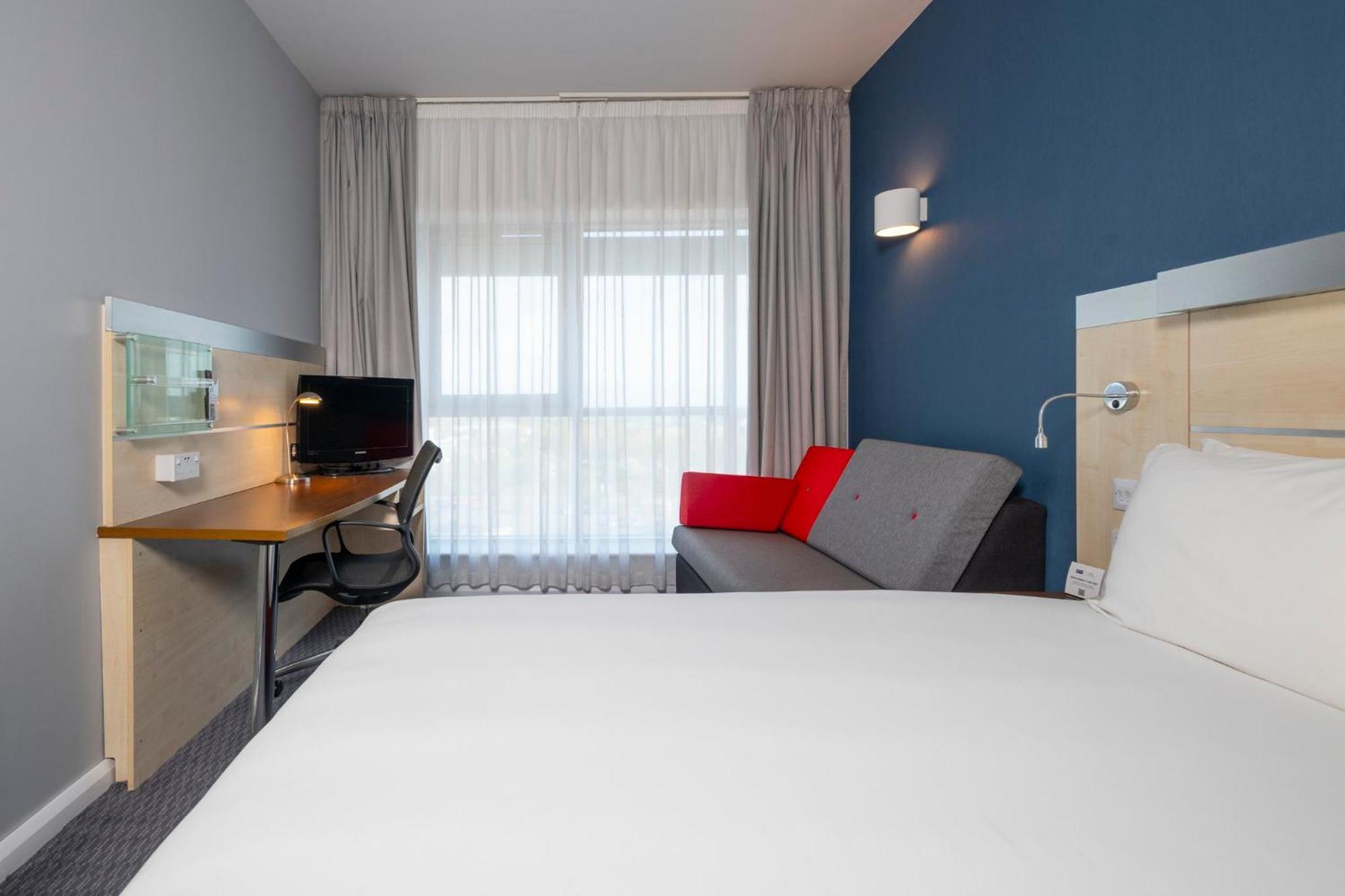Holiday Inn Express Swindon City Centre By Ihg Esterno foto