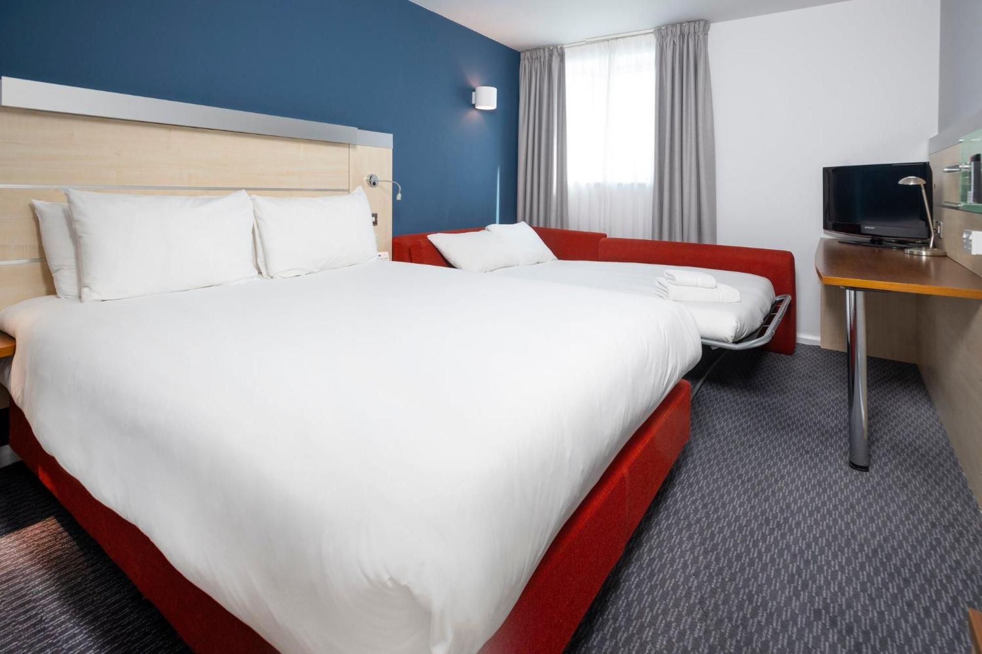 Holiday Inn Express Swindon City Centre By Ihg Esterno foto