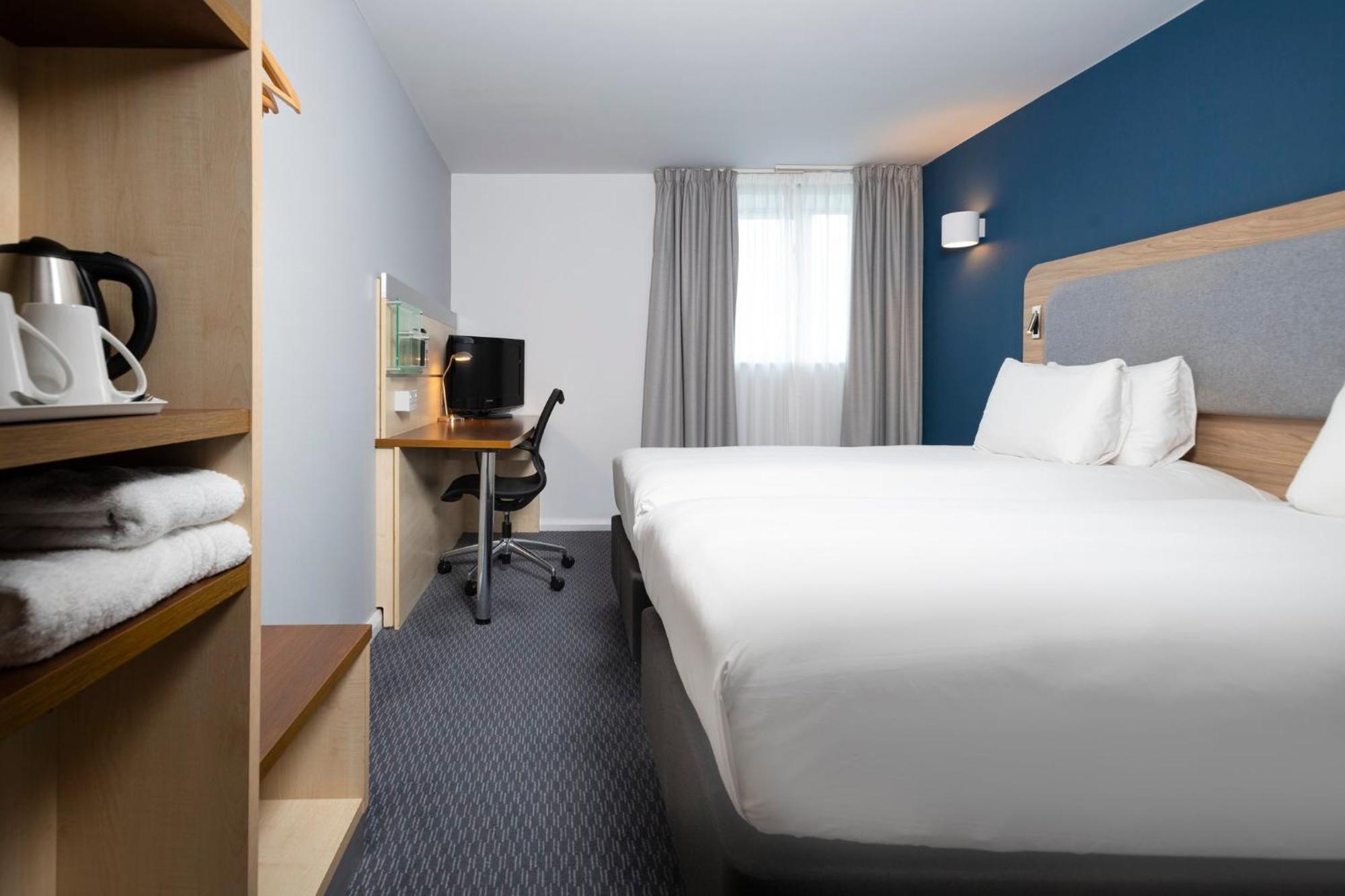 Holiday Inn Express Swindon City Centre By Ihg Esterno foto