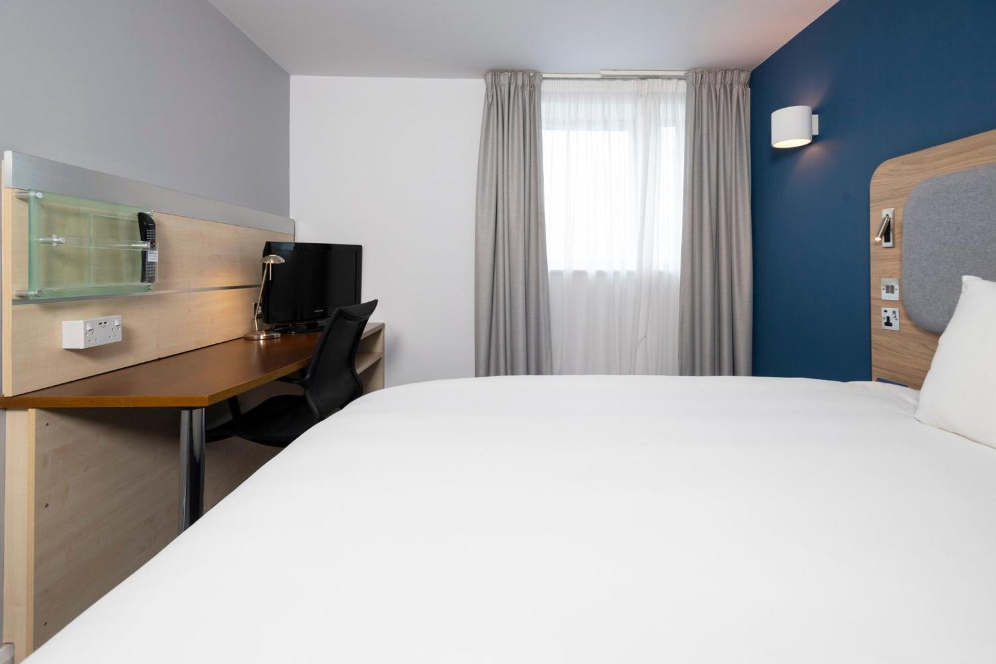 Holiday Inn Express Swindon City Centre By Ihg Esterno foto