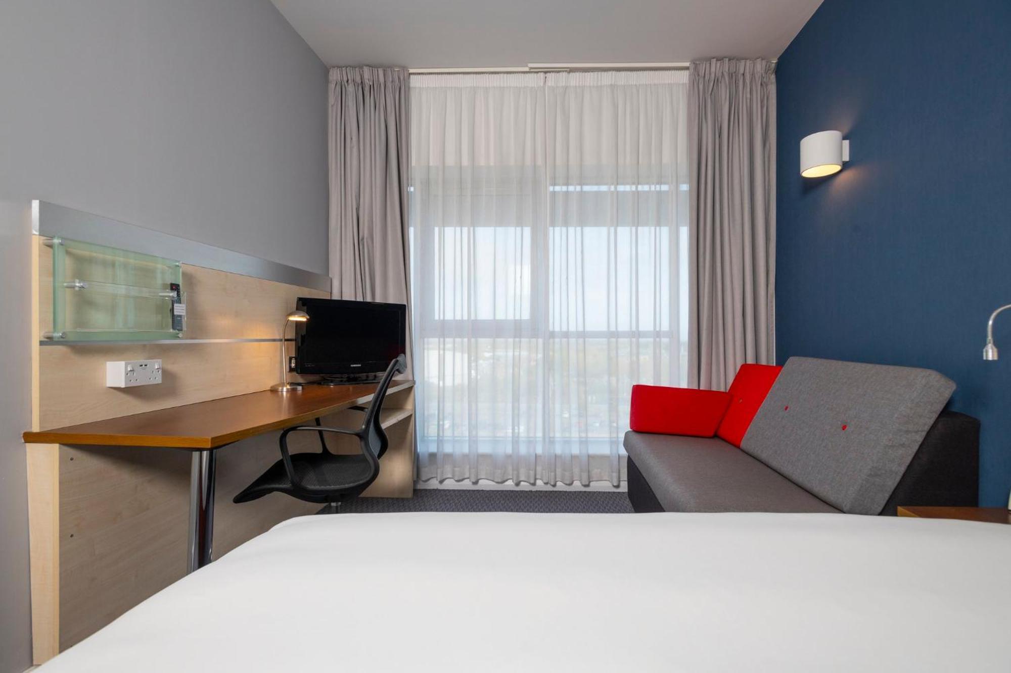 Holiday Inn Express Swindon City Centre By Ihg Esterno foto