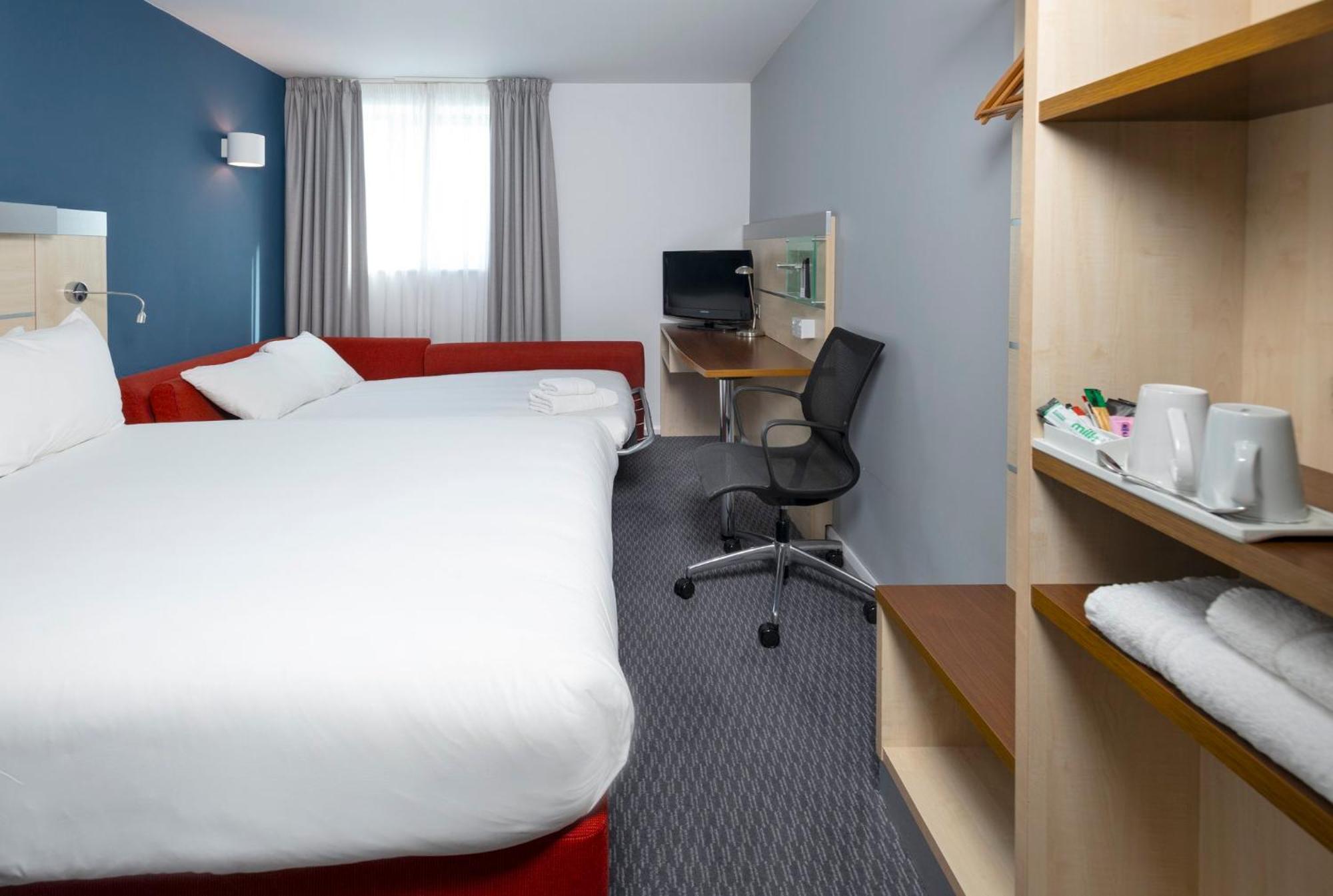 Holiday Inn Express Swindon City Centre By Ihg Esterno foto