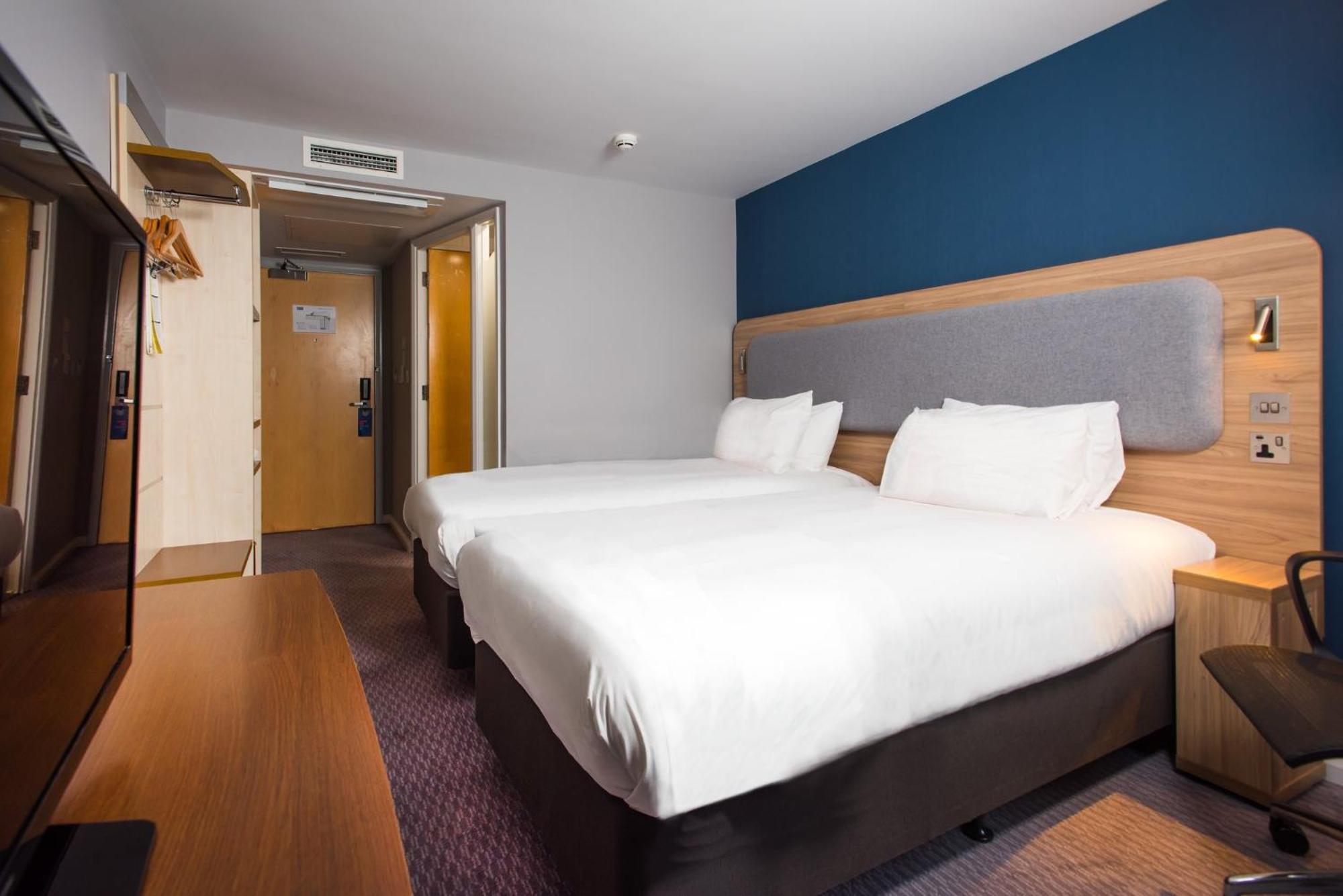 Holiday Inn Express Swindon City Centre By Ihg Esterno foto