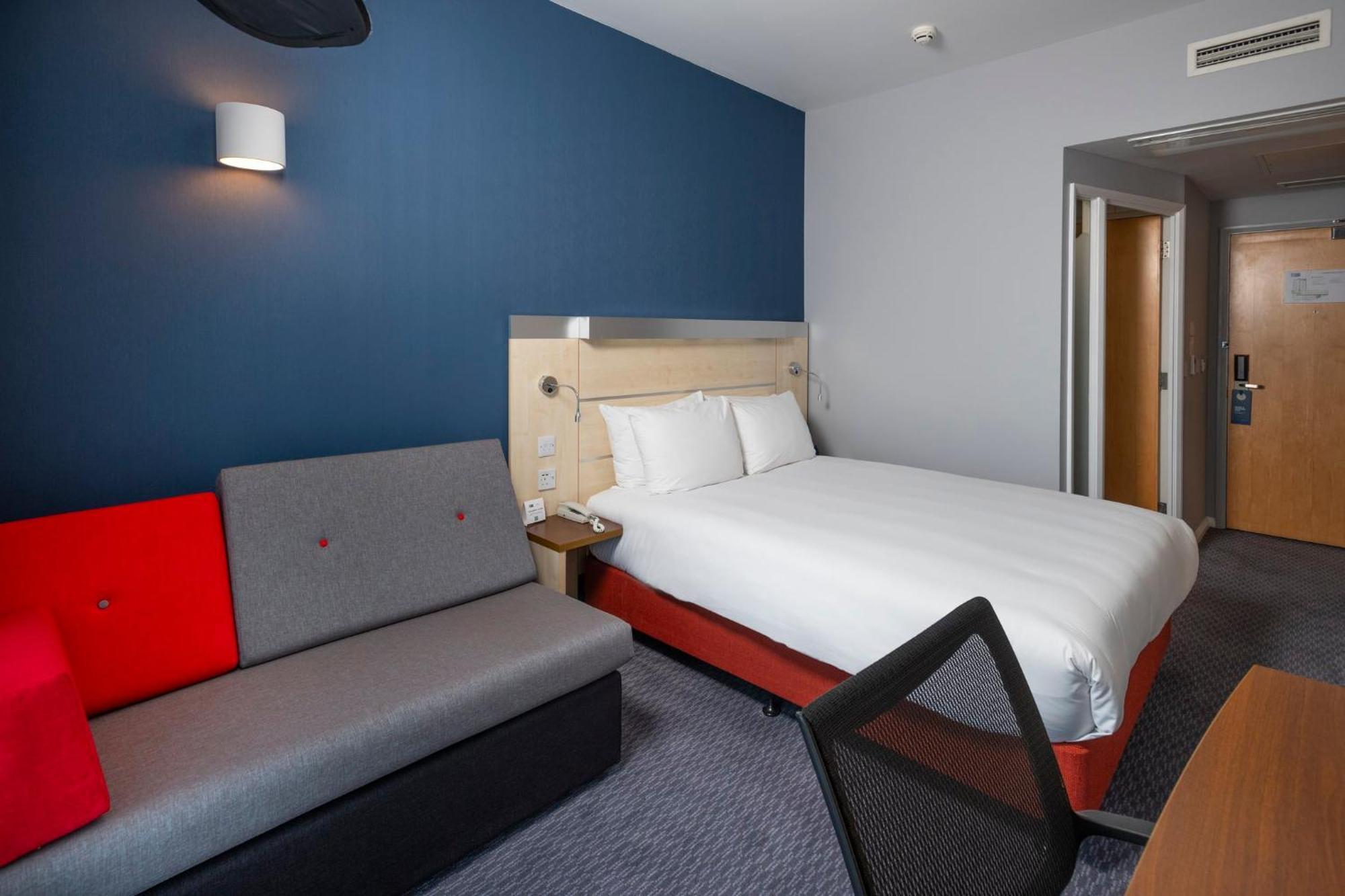 Holiday Inn Express Swindon City Centre By Ihg Esterno foto