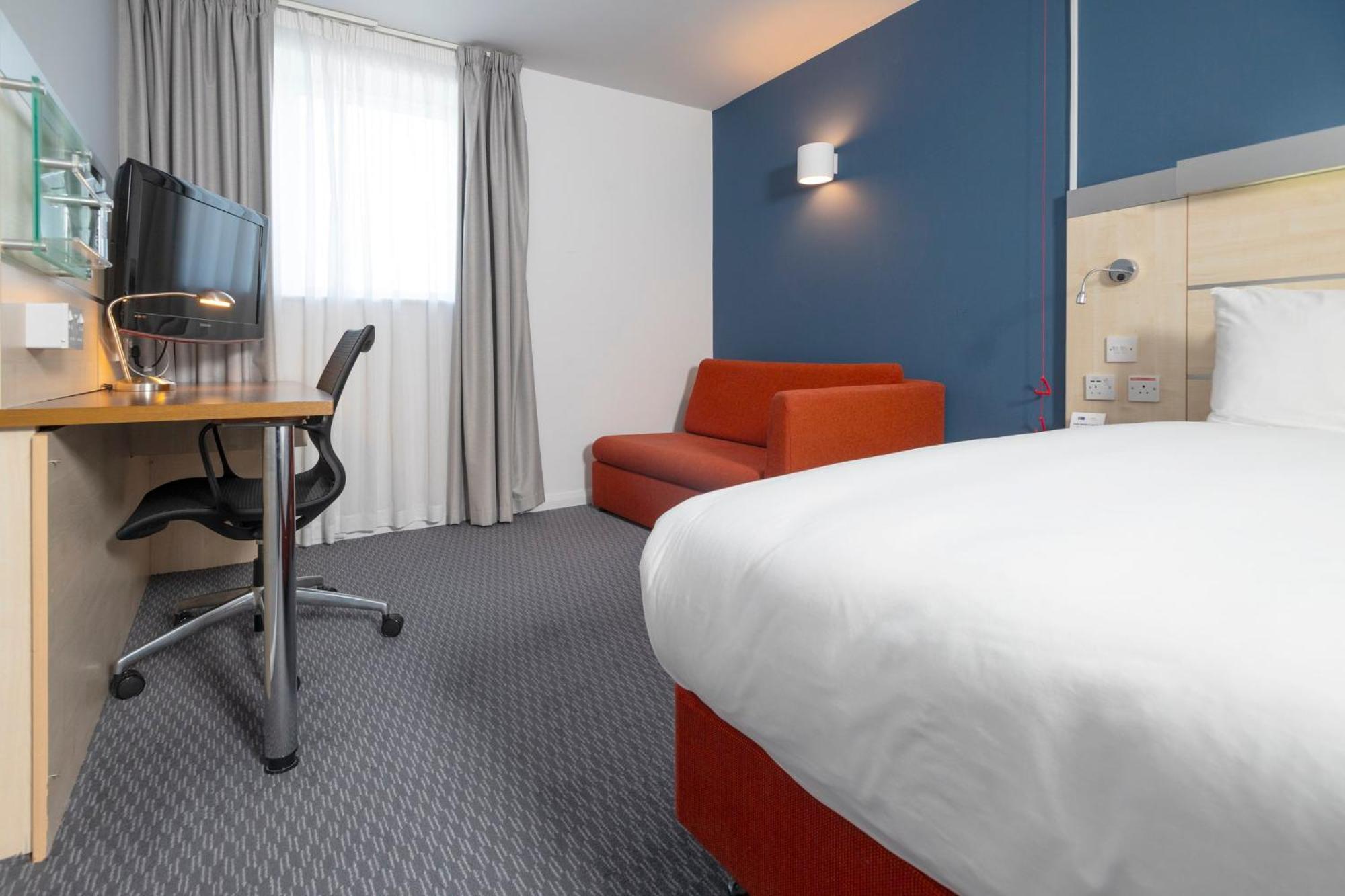 Holiday Inn Express Swindon City Centre By Ihg Esterno foto