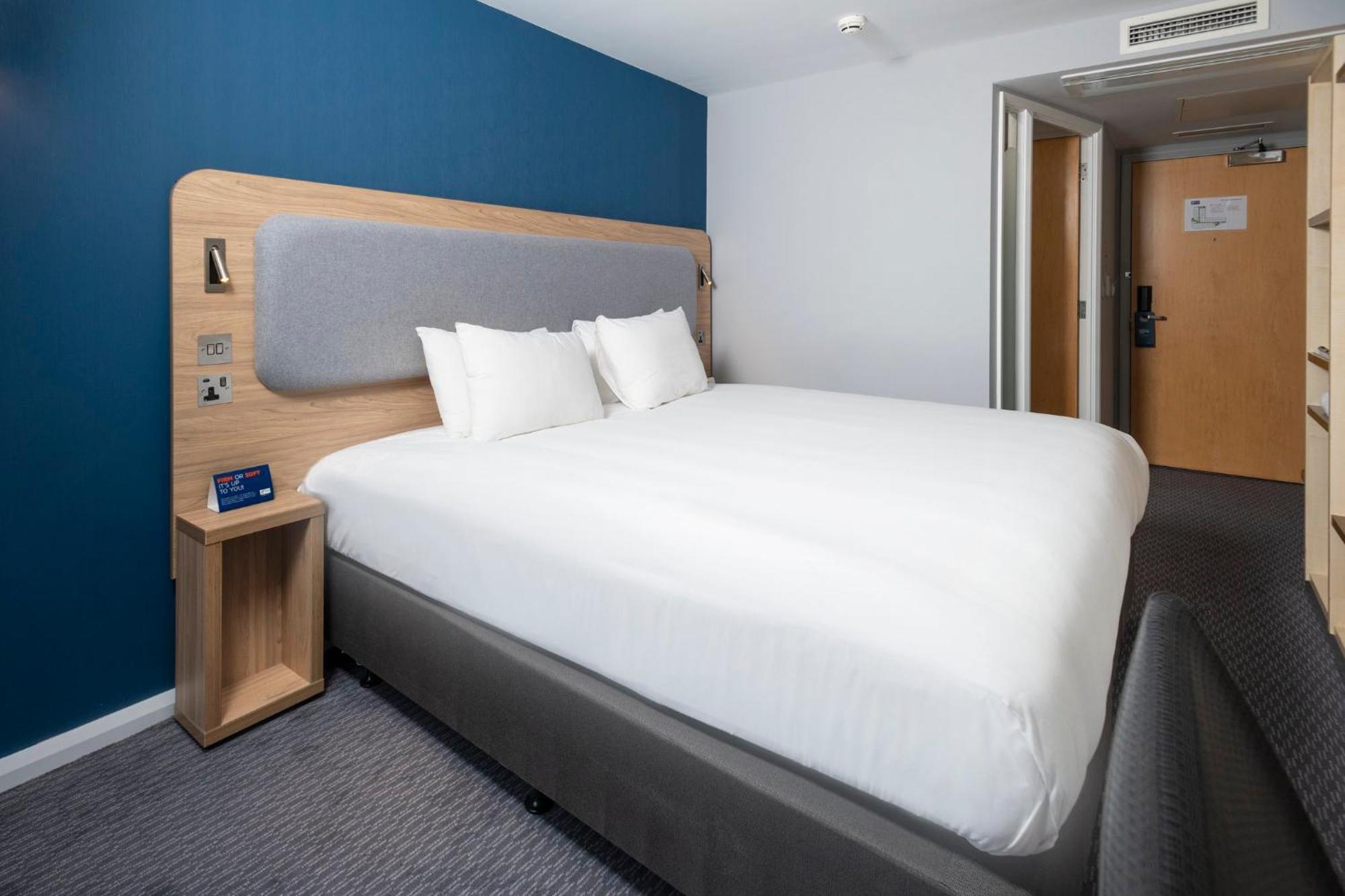 Holiday Inn Express Swindon City Centre By Ihg Esterno foto