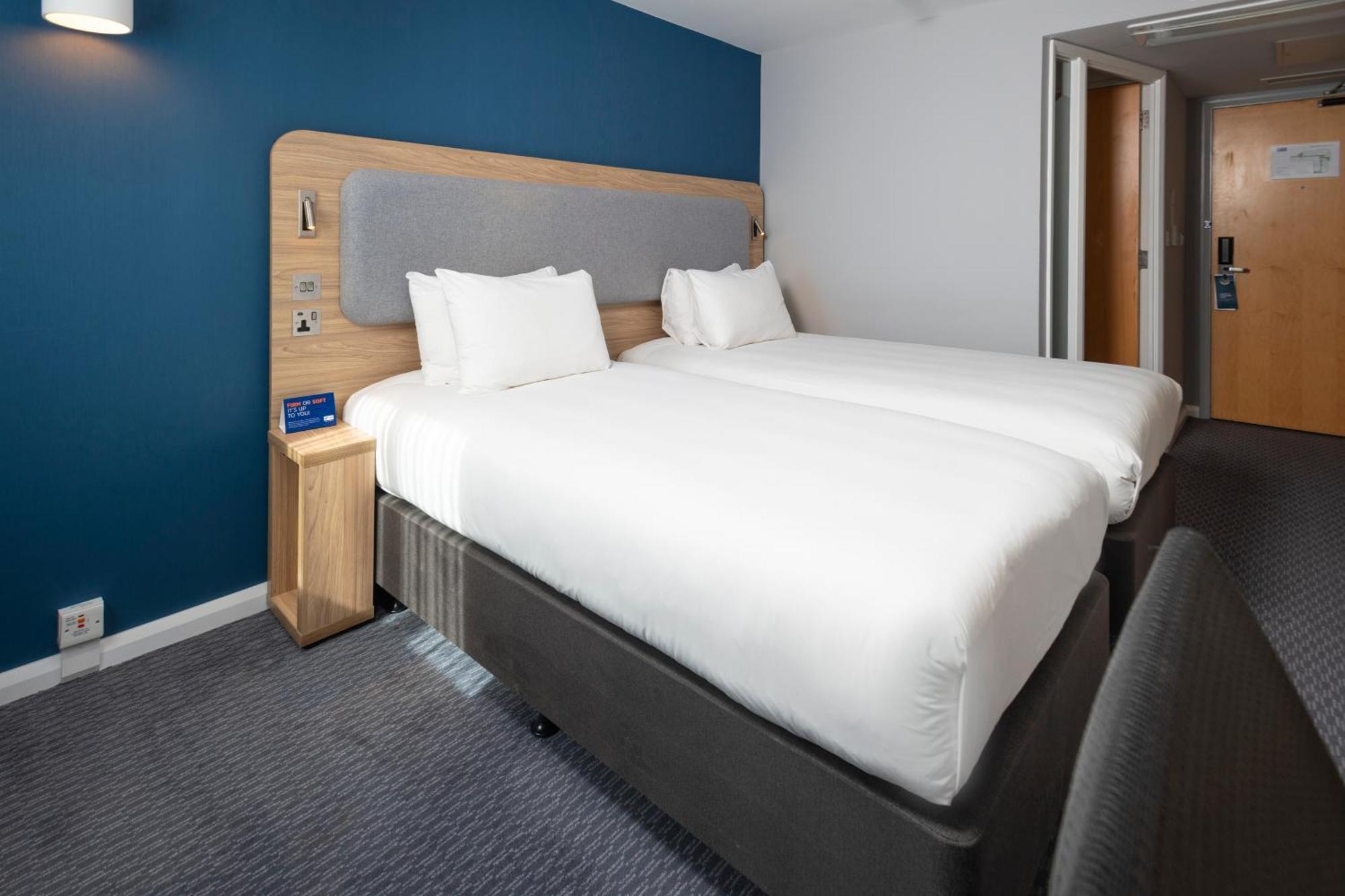 Holiday Inn Express Swindon City Centre By Ihg Esterno foto