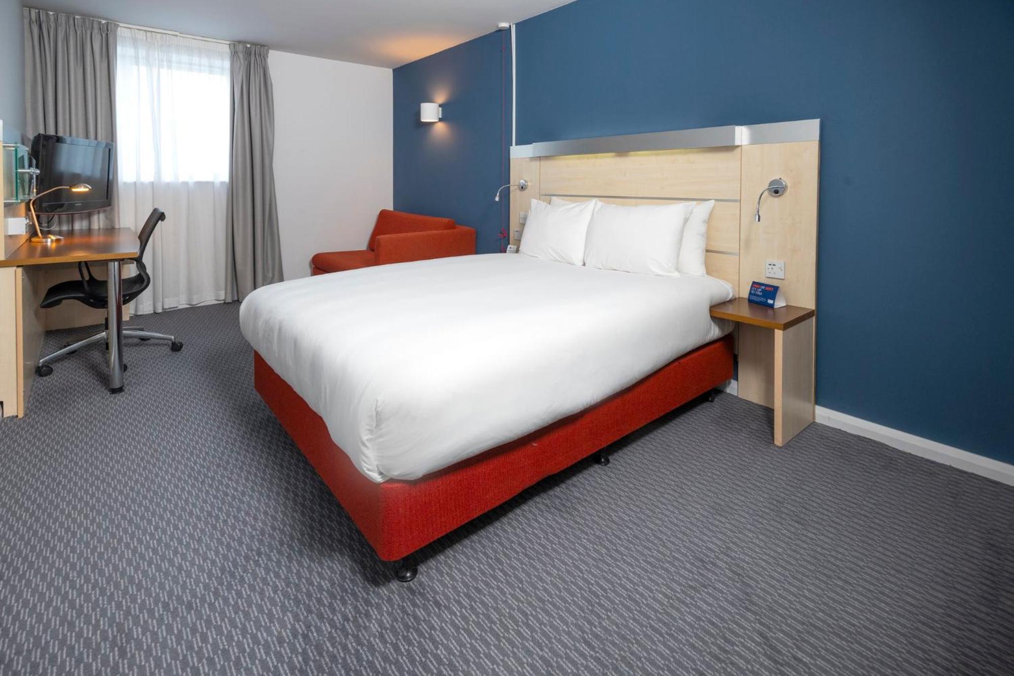 Holiday Inn Express Swindon City Centre By Ihg Esterno foto