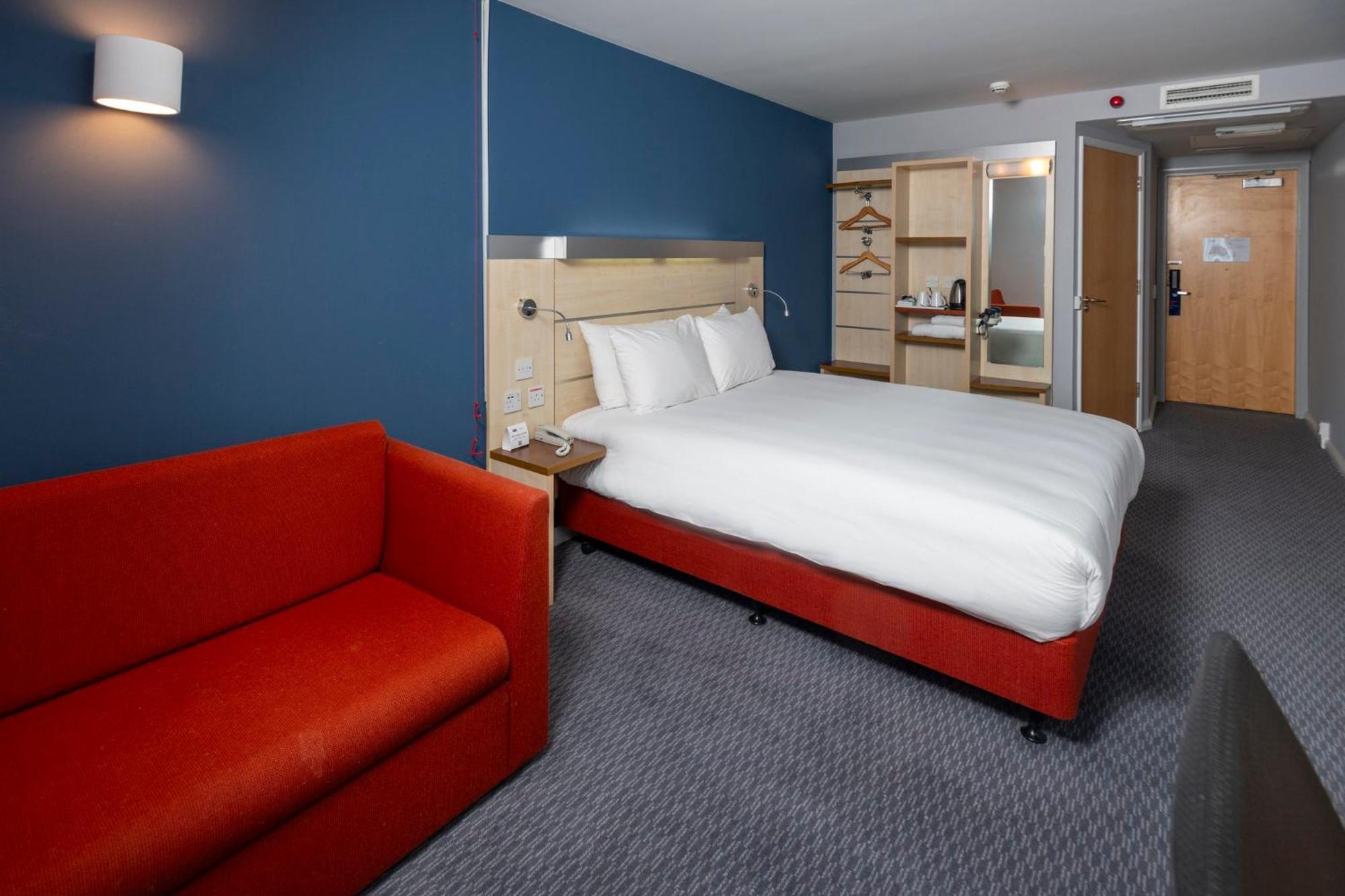 Holiday Inn Express Swindon City Centre By Ihg Esterno foto