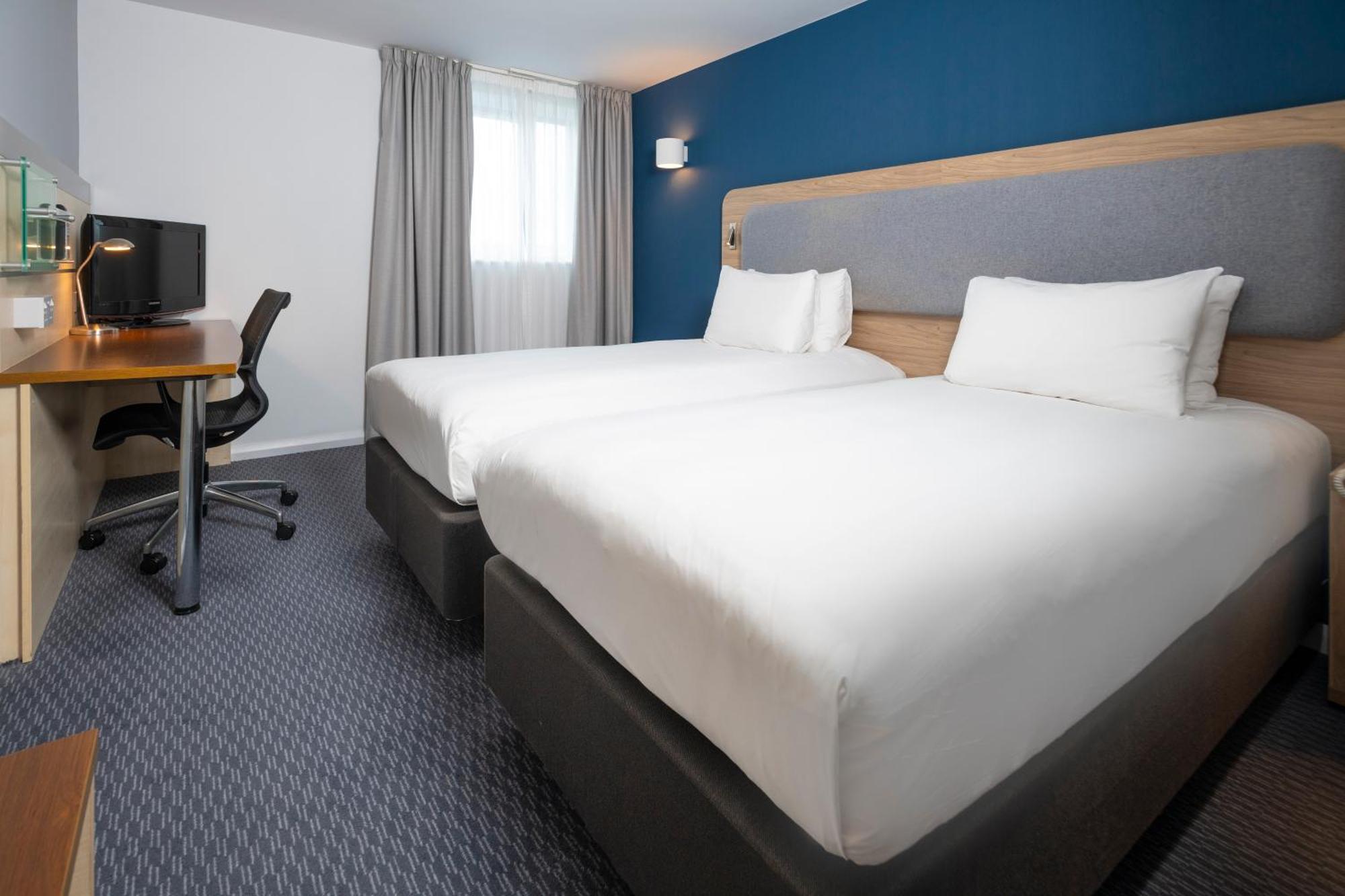 Holiday Inn Express Swindon City Centre By Ihg Esterno foto