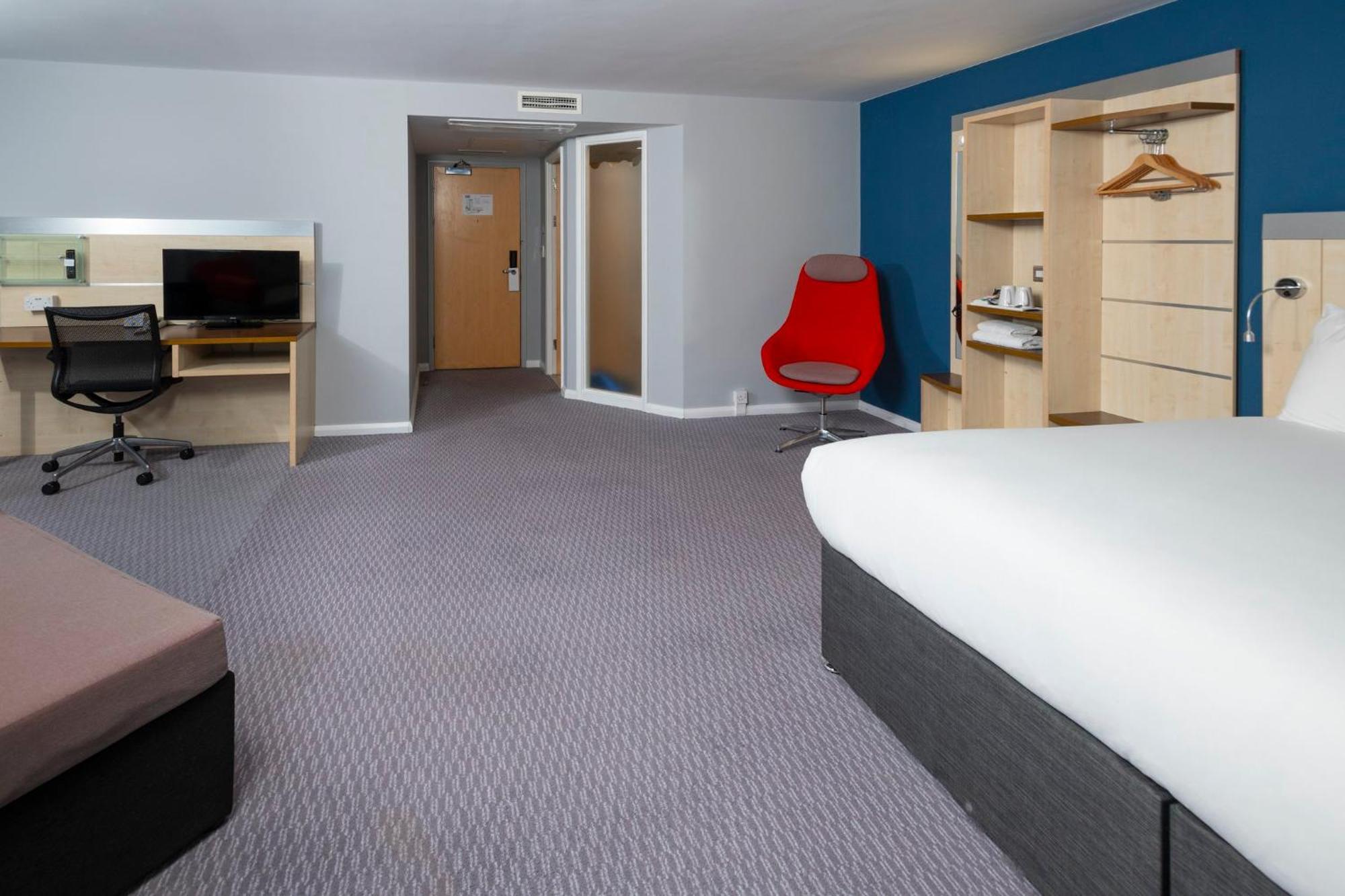 Holiday Inn Express Swindon City Centre By Ihg Esterno foto