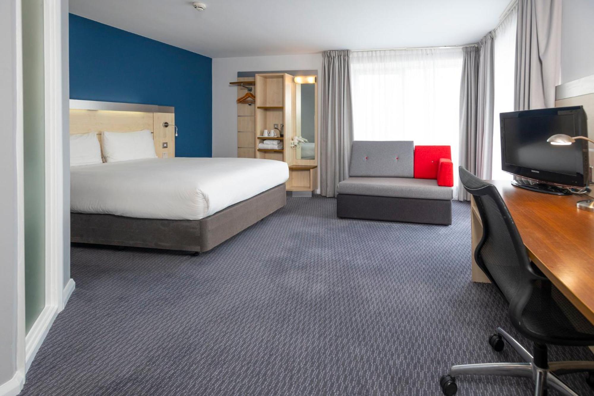Holiday Inn Express Swindon City Centre By Ihg Esterno foto