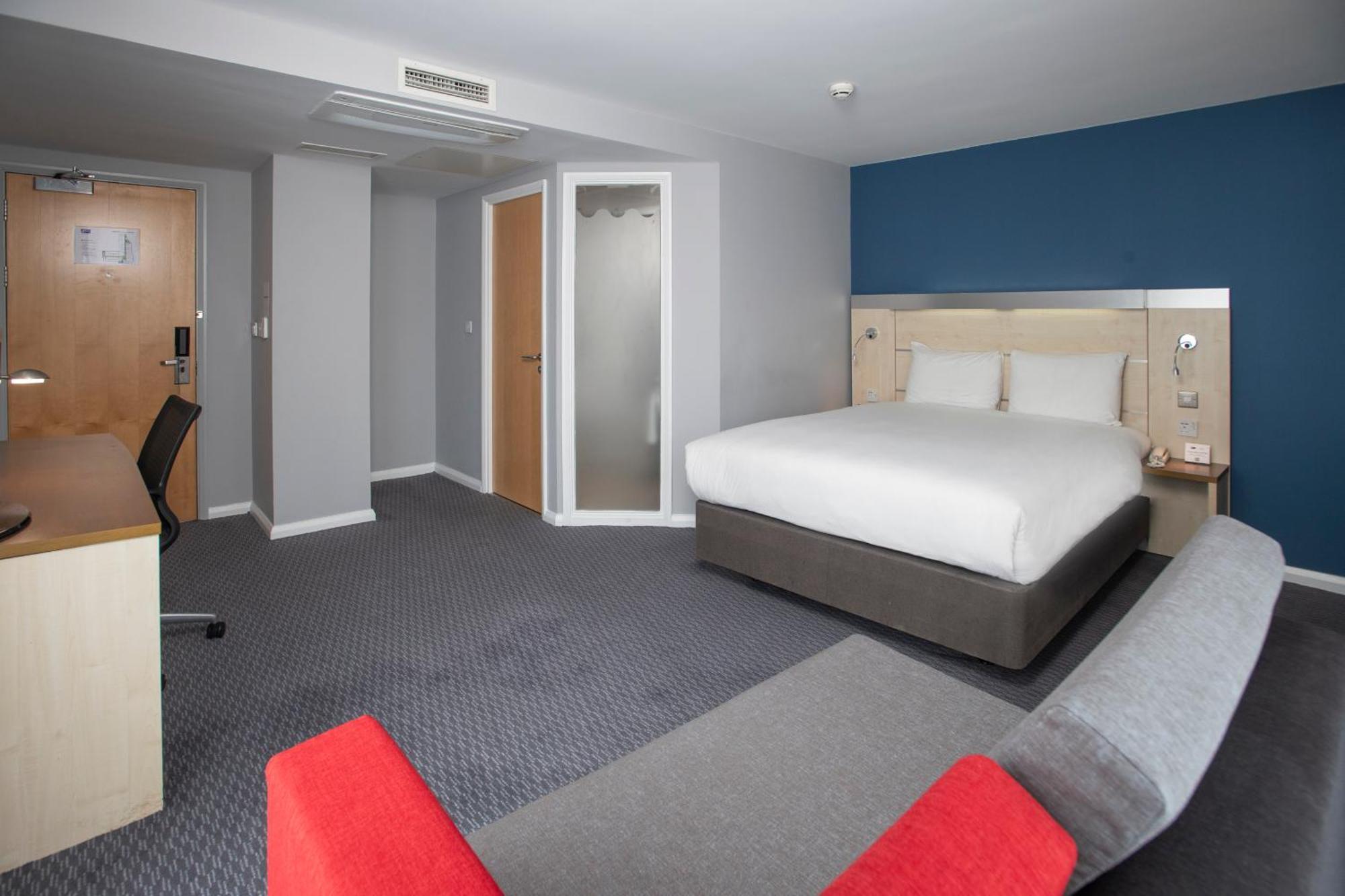 Holiday Inn Express Swindon City Centre By Ihg Esterno foto