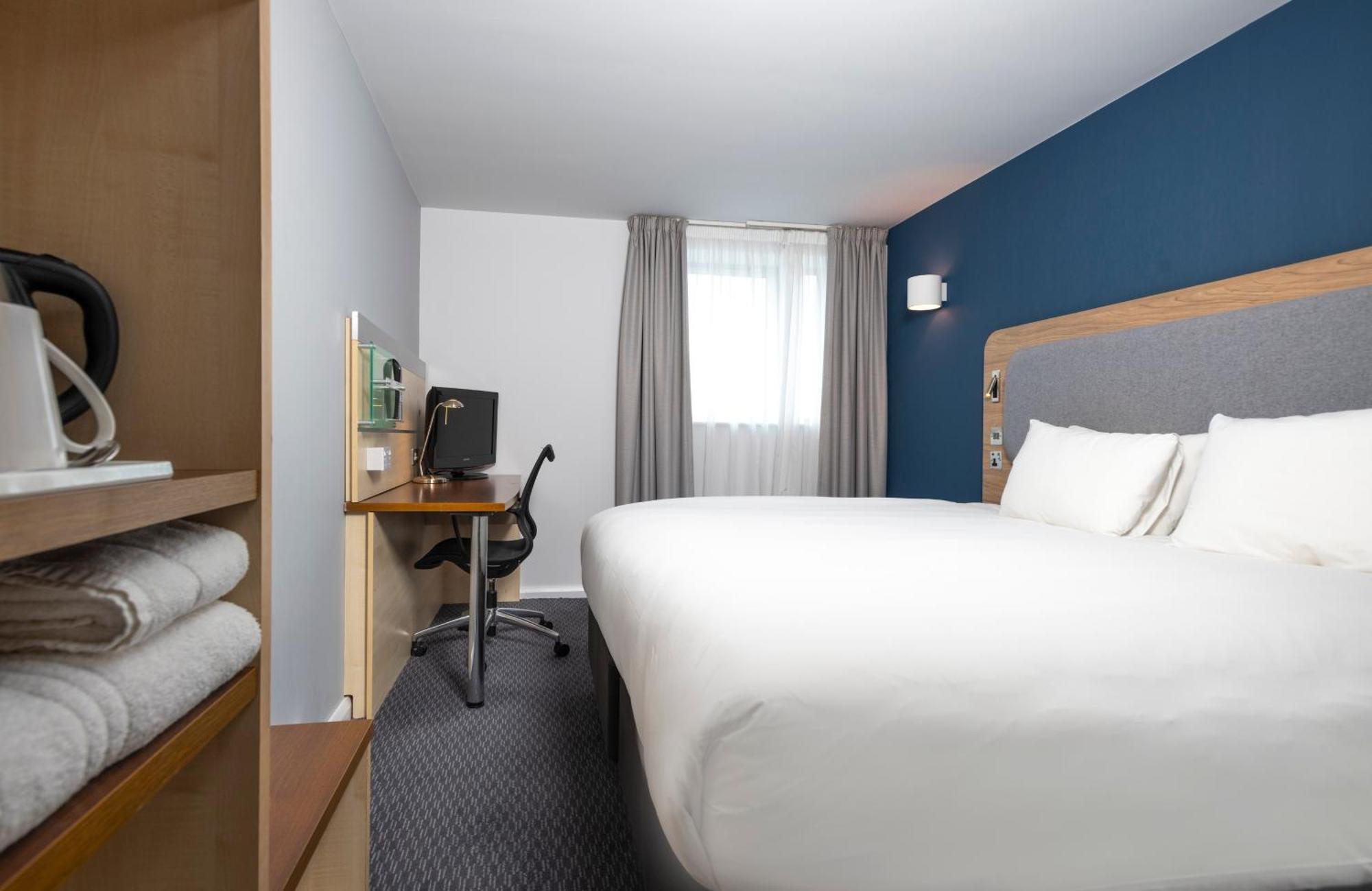 Holiday Inn Express Swindon City Centre By Ihg Esterno foto