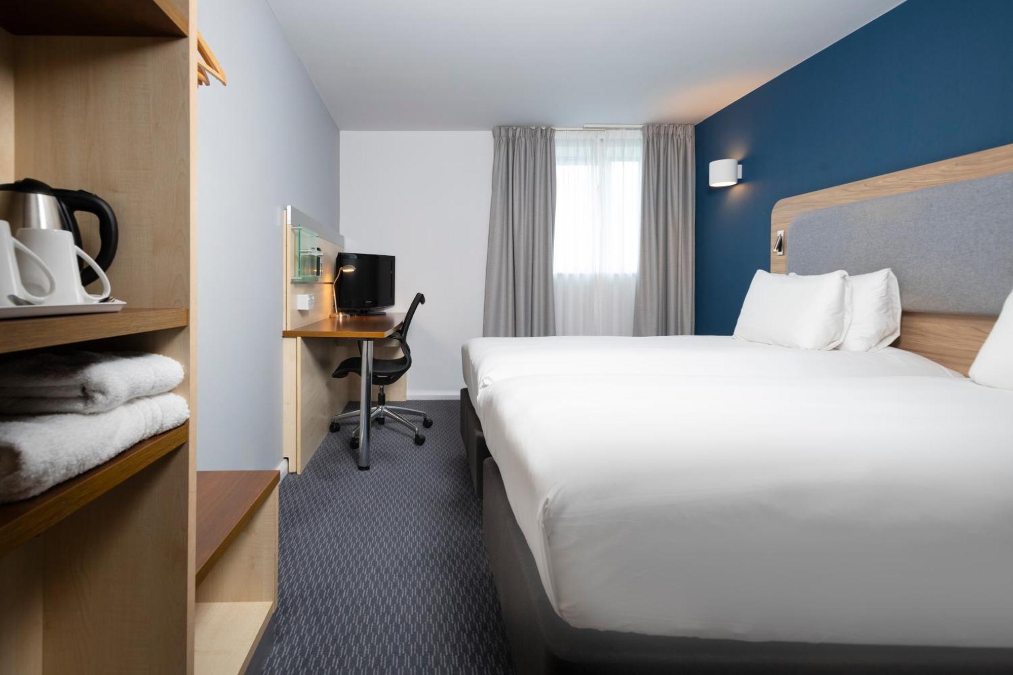 Holiday Inn Express Swindon City Centre By Ihg Esterno foto