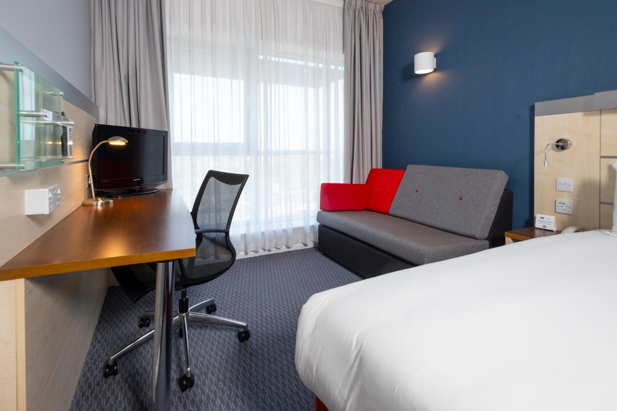 Holiday Inn Express Swindon City Centre By Ihg Esterno foto