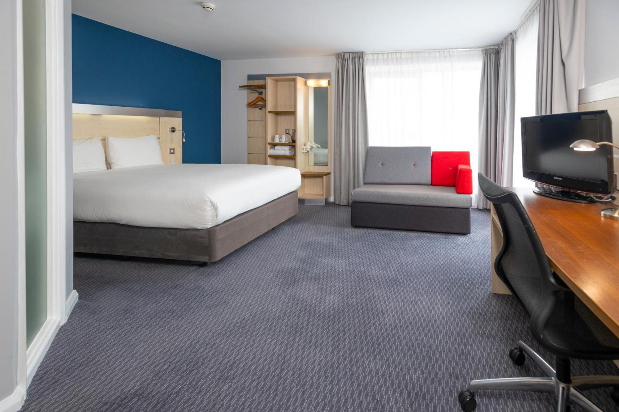Holiday Inn Express Swindon City Centre By Ihg Esterno foto
