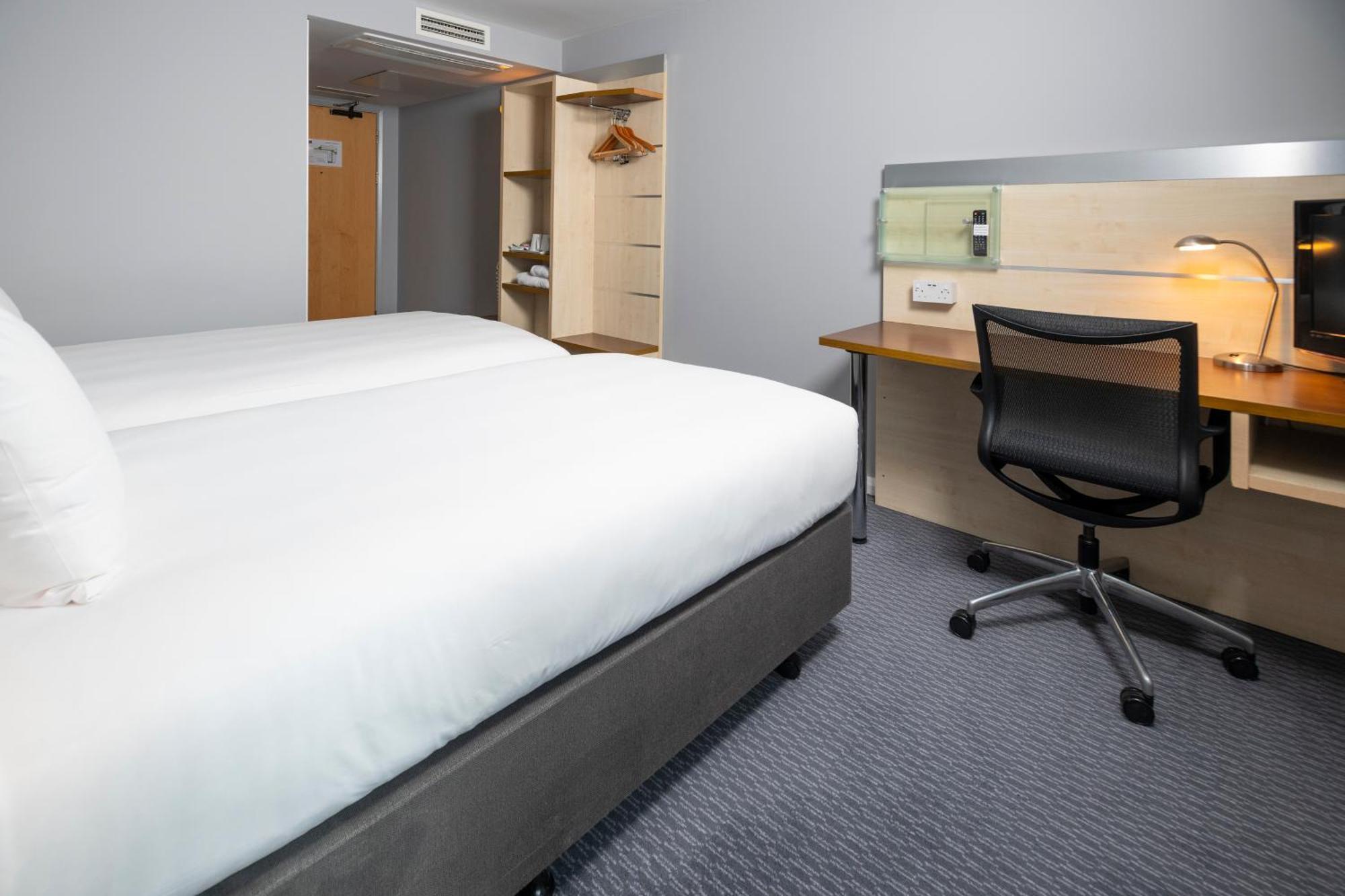 Holiday Inn Express Swindon City Centre By Ihg Esterno foto