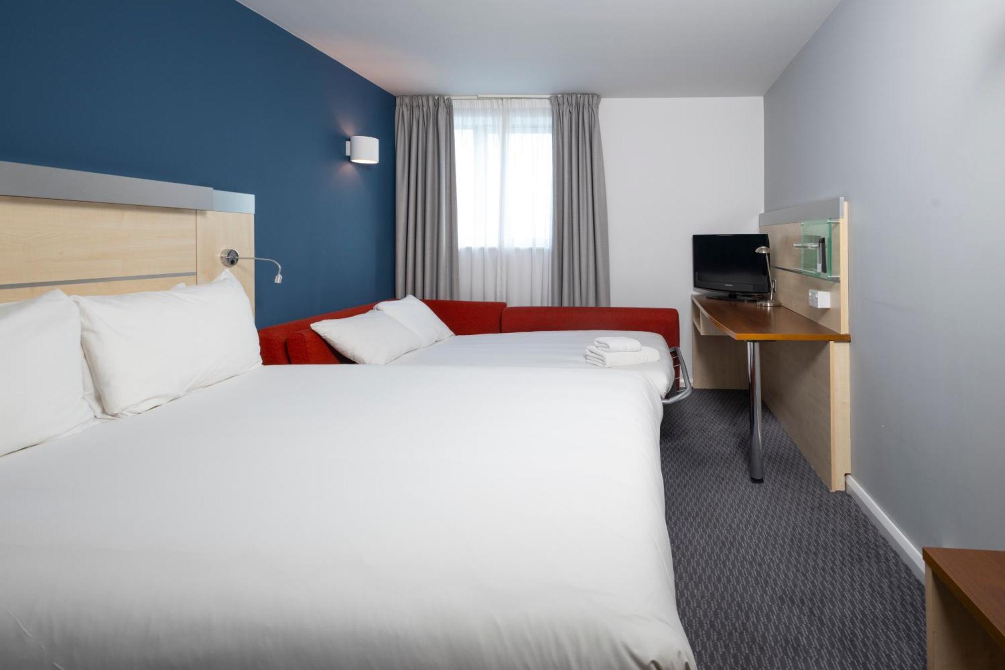 Holiday Inn Express Swindon City Centre By Ihg Esterno foto