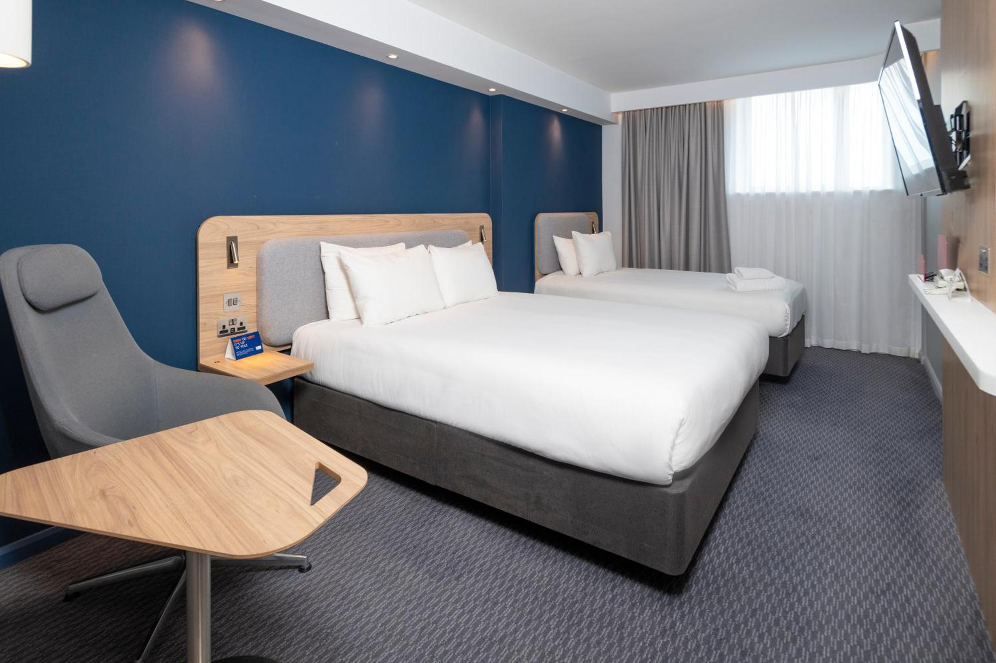 Holiday Inn Express Swindon City Centre By Ihg Esterno foto