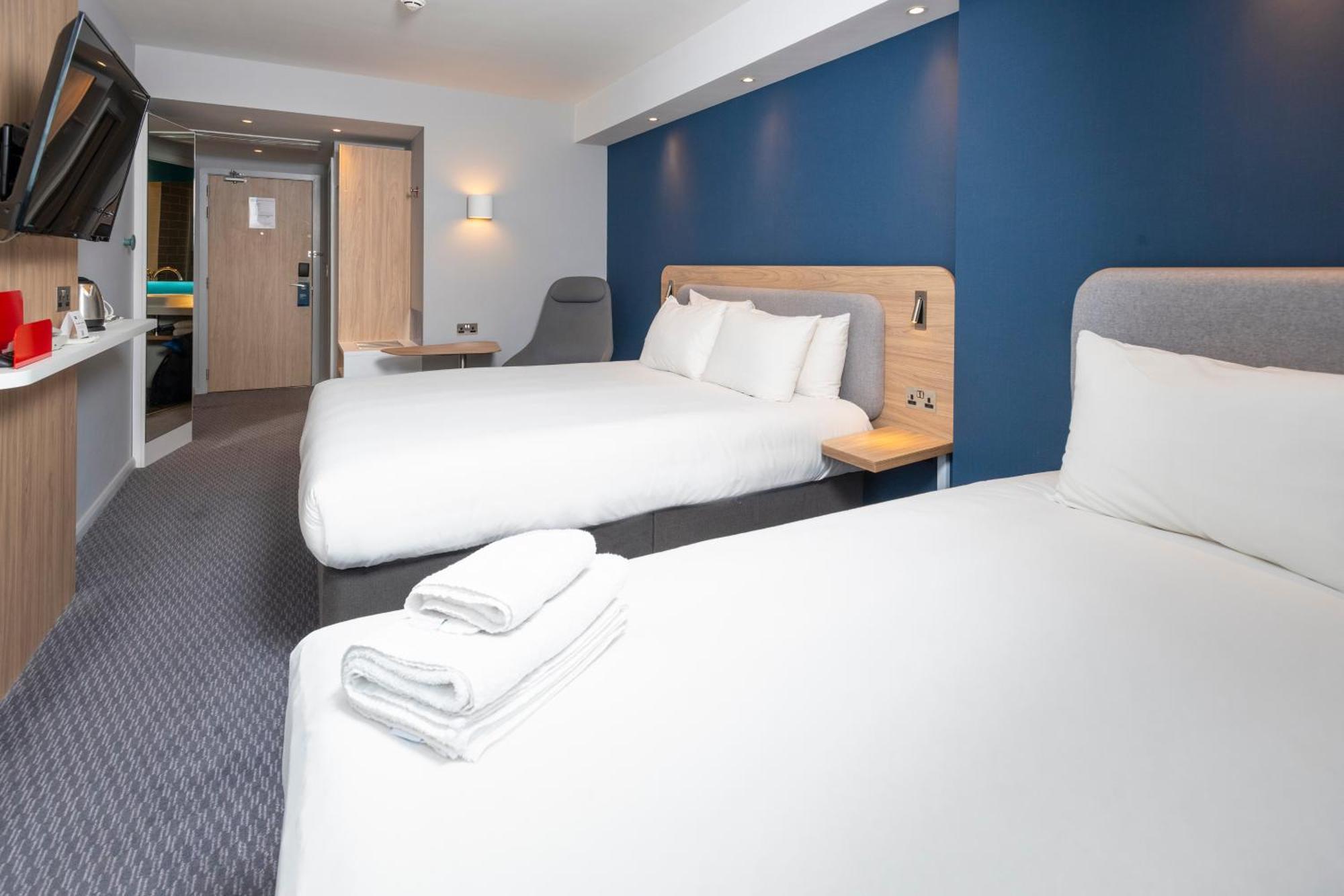 Holiday Inn Express Swindon City Centre By Ihg Esterno foto
