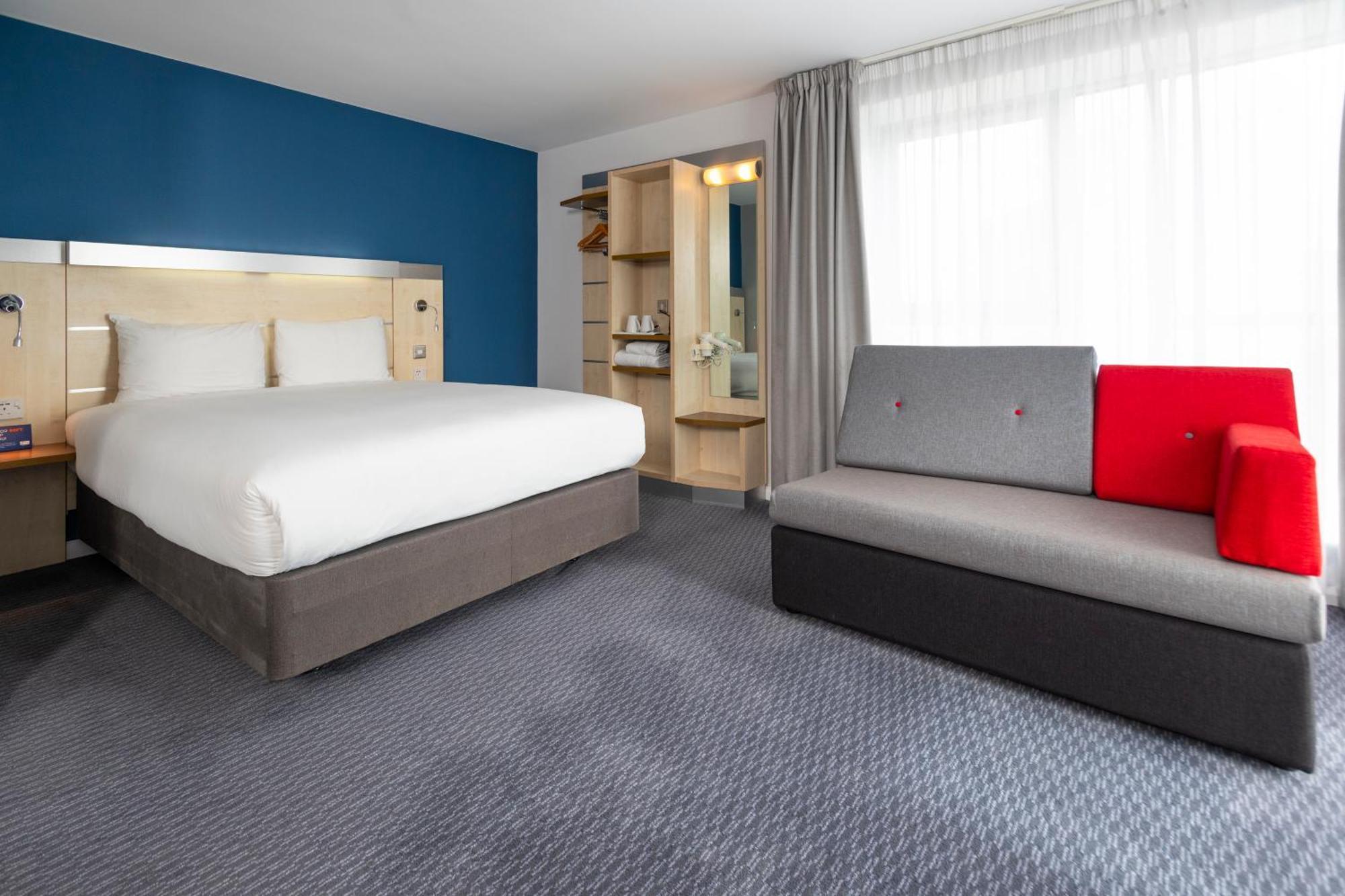 Holiday Inn Express Swindon City Centre By Ihg Esterno foto