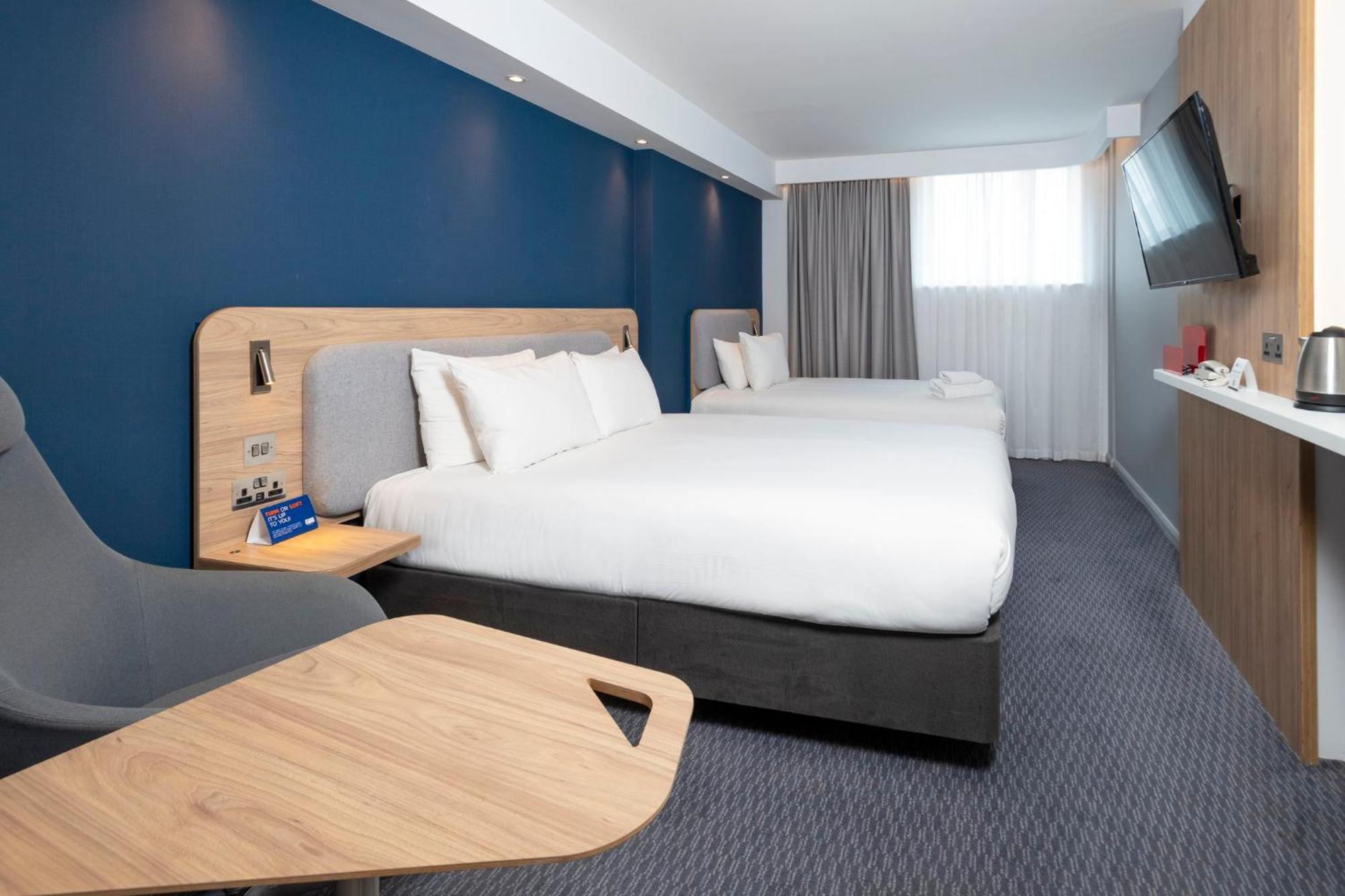 Holiday Inn Express Swindon City Centre By Ihg Esterno foto