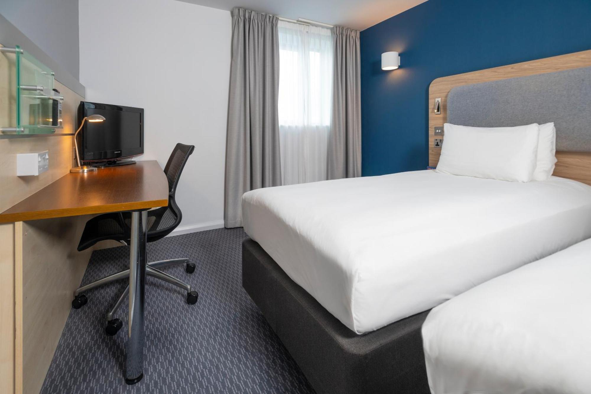 Holiday Inn Express Swindon City Centre By Ihg Esterno foto