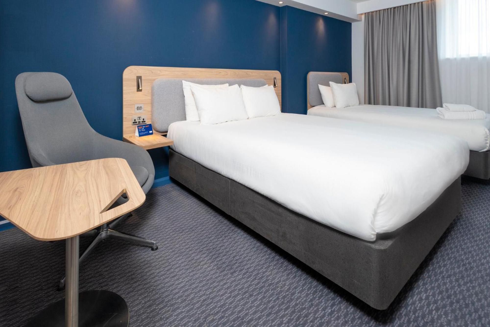Holiday Inn Express Swindon City Centre By Ihg Esterno foto